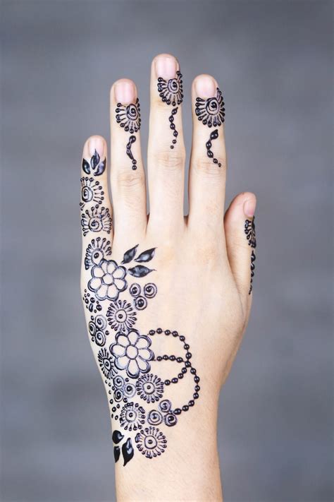 30 Beautiful Henna Tattoo Design Ideas Meaning The Trend Spotter