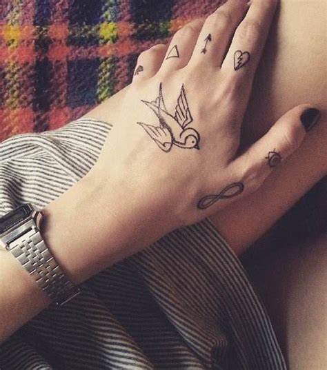 43 Elegant Hand Tattoo Designs That All Women Will Like Yeslip