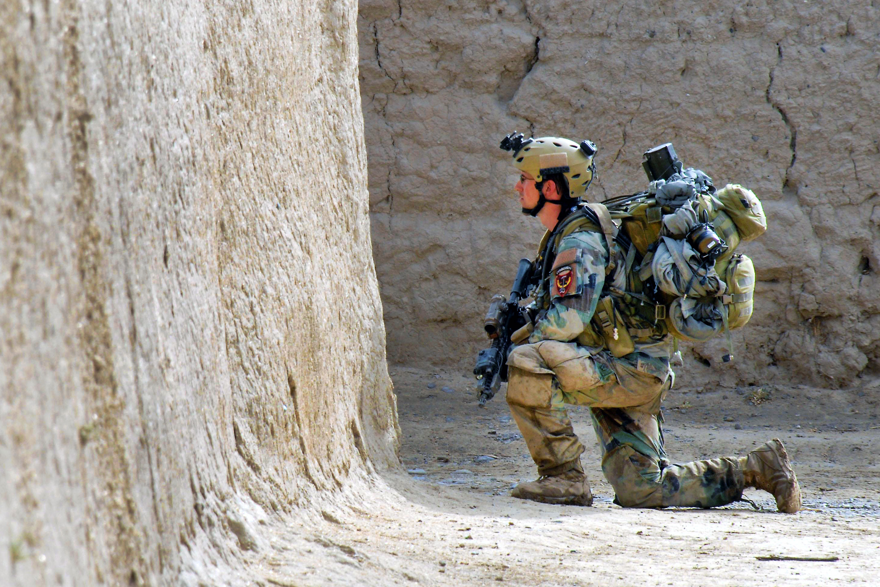 A U S Army Green Beret From 7Th Special Forces Group Trains Colombian