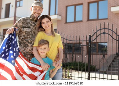 American Soldier Reunited Family Stock Image Image Of Outdoors