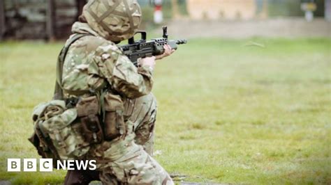 Army Admits More To Do On Recruiting In Non Combat Roles Bbc News