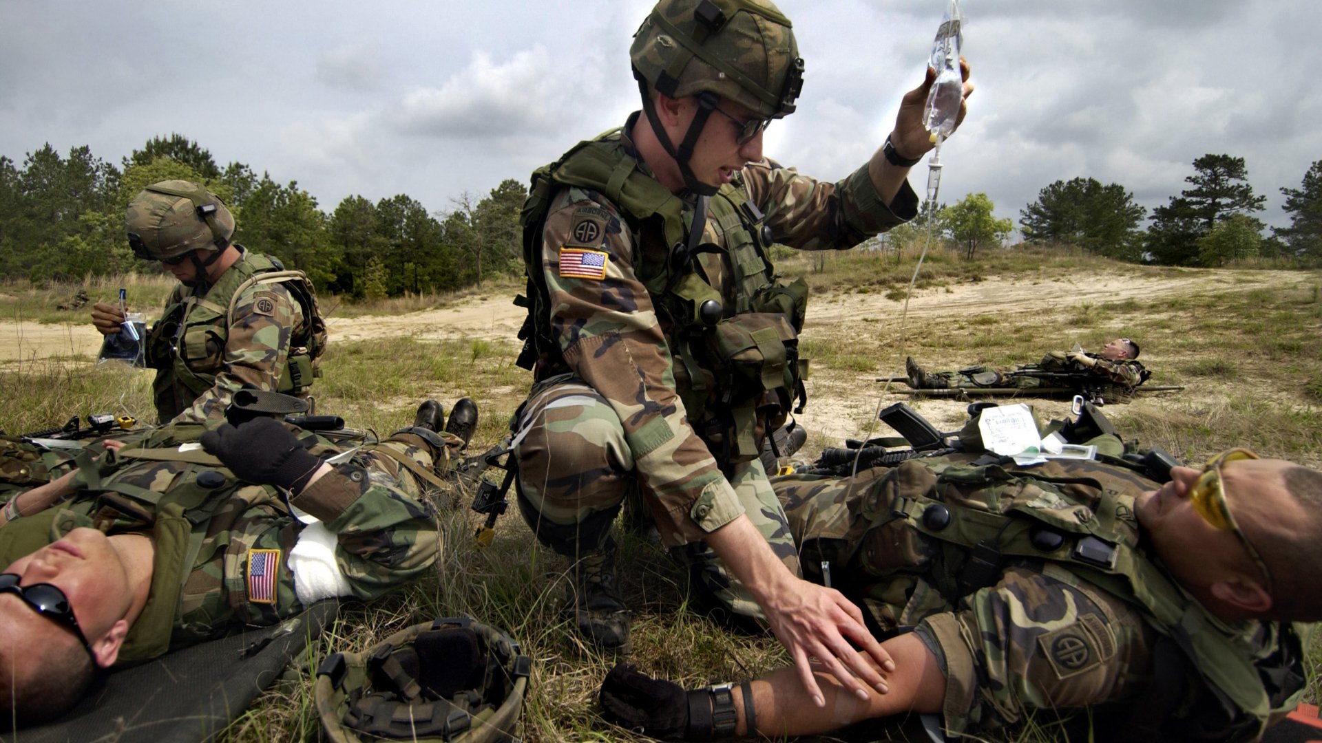 Army Combat Medic In Action Viewing Gallery Combat Medic British