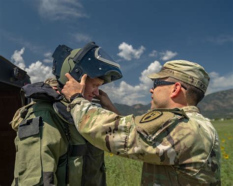 Army Eod Technicians Demonstrate Skills At Recruiting Event On Fort