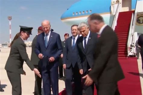 Biden Gets Lost While Leaving Air Force One Populist Press 2022