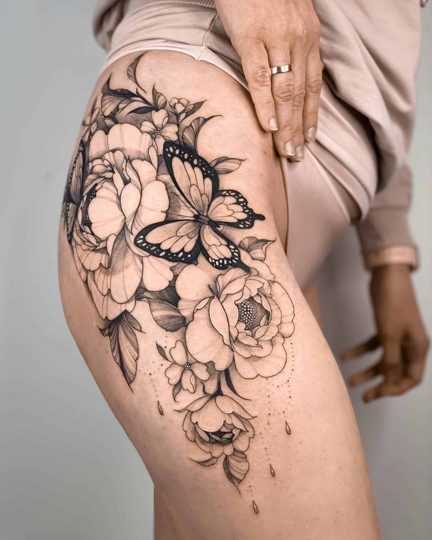 Credit Azleeuh On Ig In 2020 Thigh Tattoo Flower Thigh Tattoos