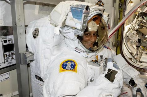 Nasa S Stuck Astronaut Steps Out On A Spacewalk After 7 Months In Orbit